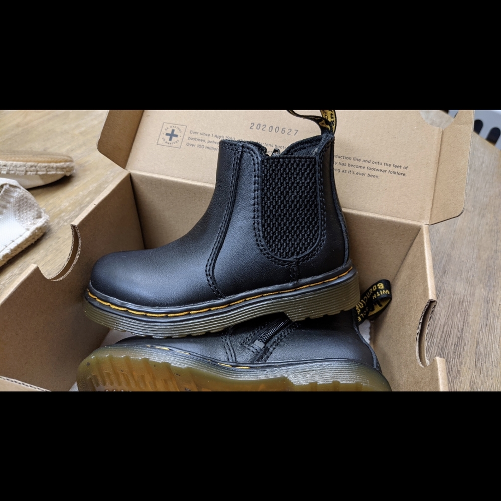 Dr. Marten SOFTY T LEATHER CHELSEA BOOTS